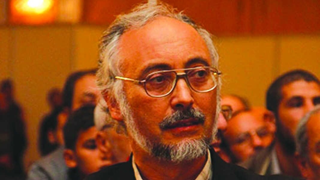 Djamel Mimouni placé en garde-à-vue à cause de sa participation à une marche du Hirak Homme avec lunettes et barbe lors d'une conférence en salle.