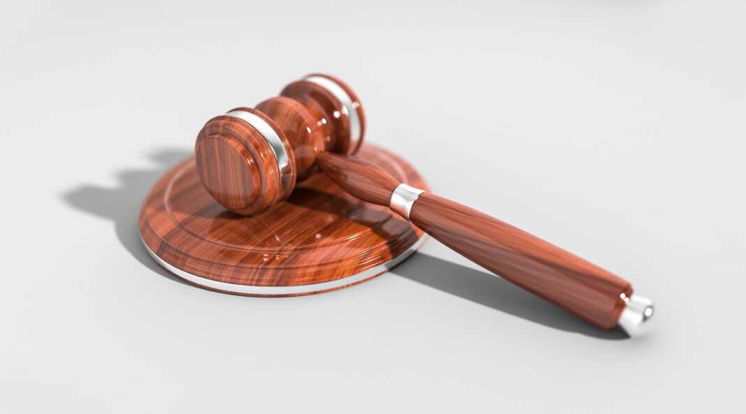 Justice : Karim Tabbou connaîtra son sort le 27 septembre prochain Marteau de juge en bois pour audience ou jugement.