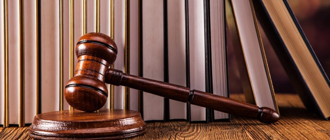 Martinet de justice en bois sur un bureau en bois.