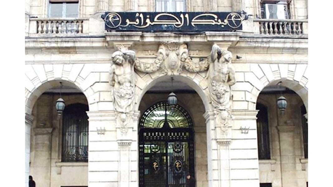 Banque d’Algérie : Pourquoi une émission des billets en anglais ? Façade de la Banque d'Algérie avec sculptures et inscription.