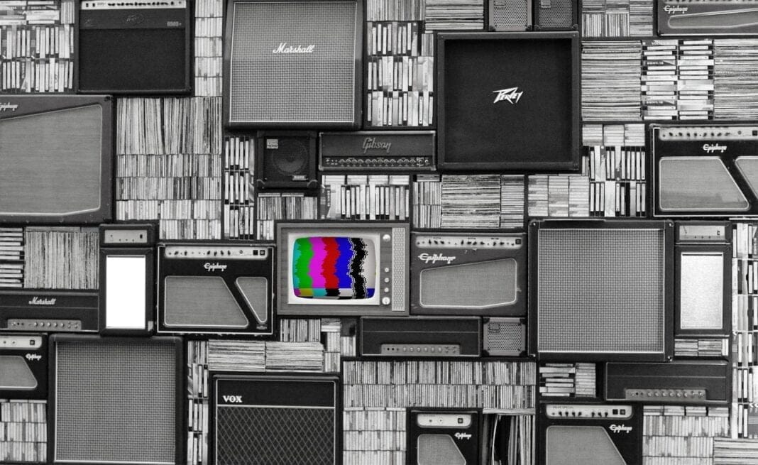 Algérie : El Adjwaa TV fermée pour des scènes jugées «immorales» Amplificateurs et équipements audio variés en noir et blanc.
