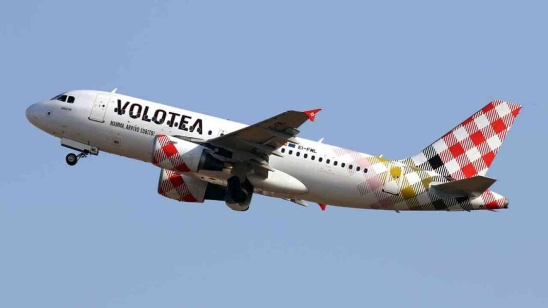 Urgent ! Volotea gomme deux lignes vers l’Algérie Avion de Volotea en vol vers l’Algérie avec design coloré.