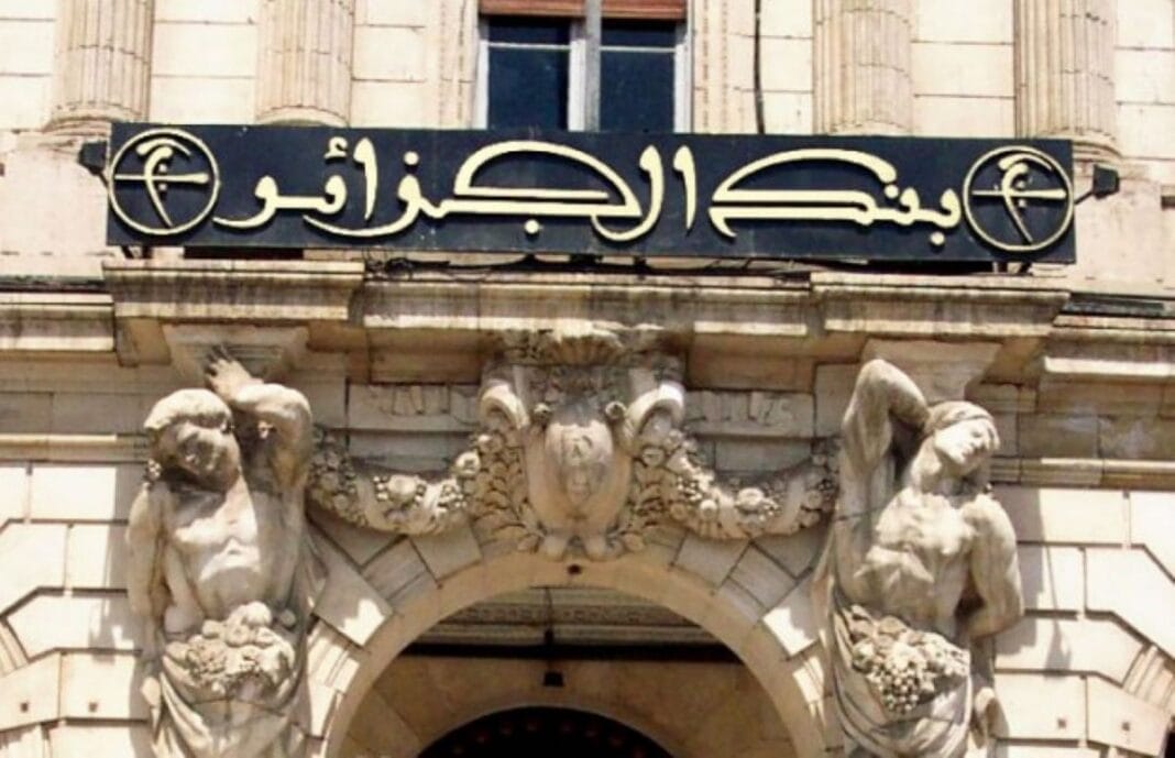 Déclaration de la Banque d’Algérie : Avis à ceux qui s’apprêtent à effectuer le Hajj Façade d'un bâtiment historique à Alger avec sculptures et inscription en arabe.