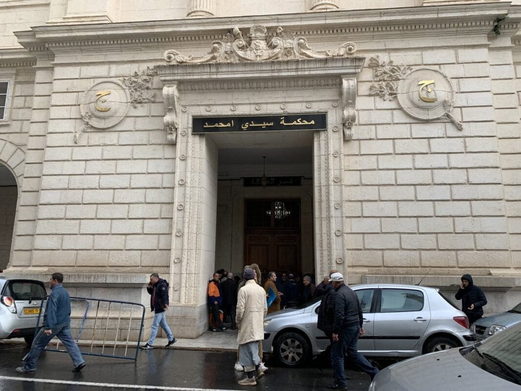 10 ans de prison requis contre Ouyahia, 8 ans et 7 ans pour Sellel et Melzi Entrée du palais de justice à Tunis avec des personnes et des voitures.