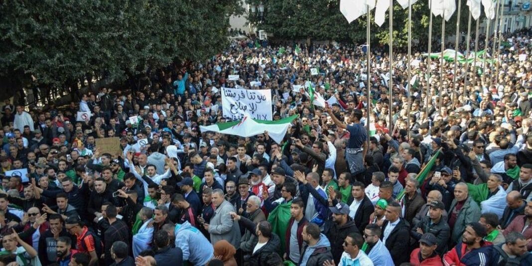 Grande manifestation en Algérie avec des milliers de manifestants pacifiques.