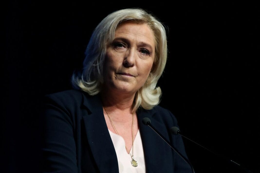 Marine Le Pen : On donne de l’argent à l’Algérie qui nous crache au visage en permanence Femme politique parlant lors d'une conférence, expression sérieuse.