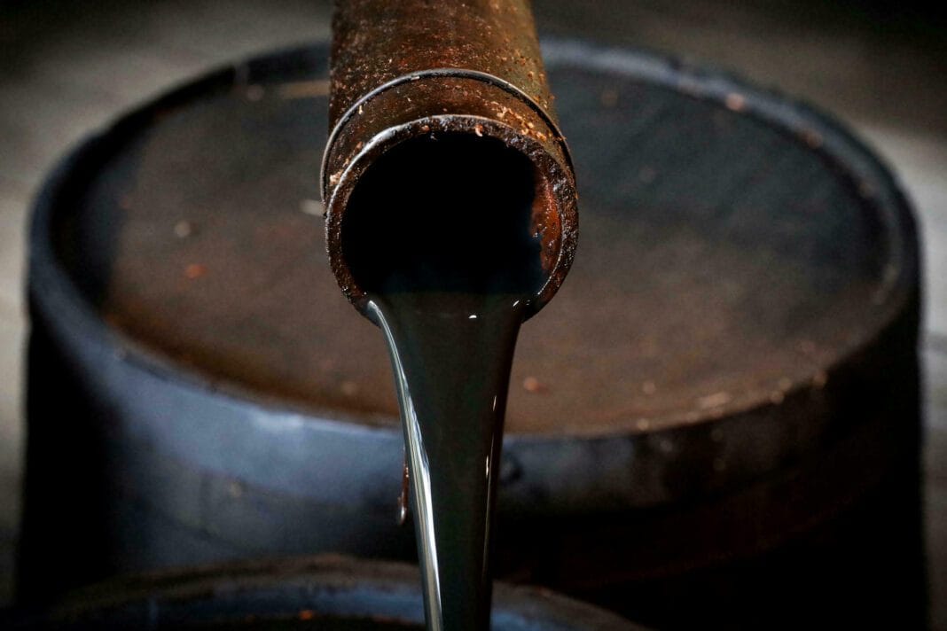 OPEP : le pétrole algérien s’est apprécié de 12,50 dollars Tuyau de pétrole brut déversant du pétrole dans un réservoir.