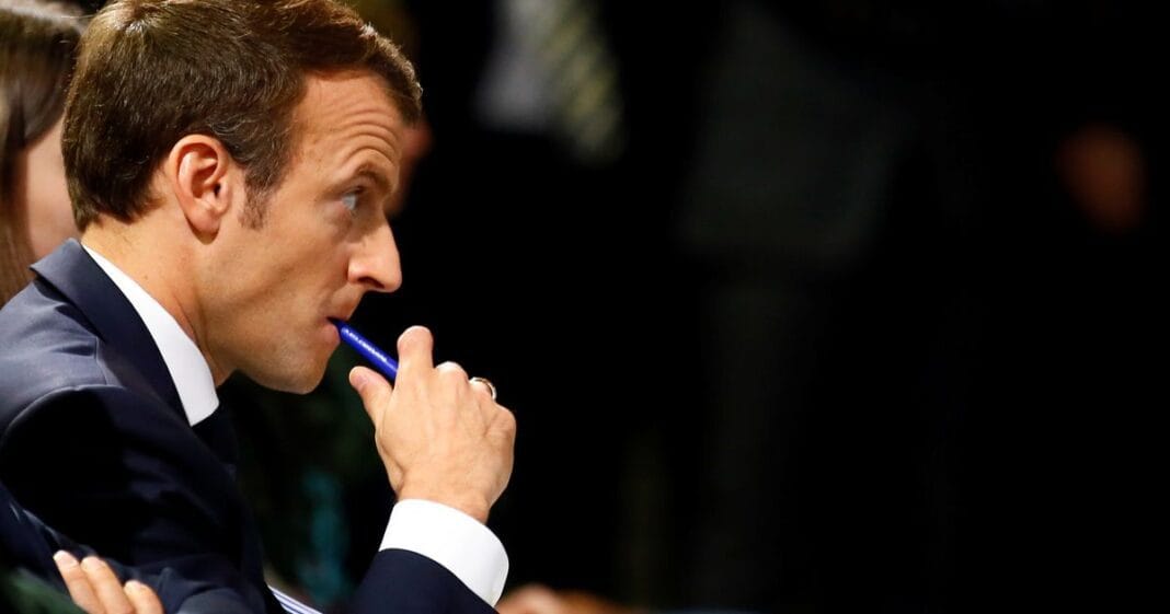 Sous-marins : Emmanuel Macron certain que le Premier ministre australien lui a menti Homme d'affaires pensif avec stylo en réunion professionnelle.