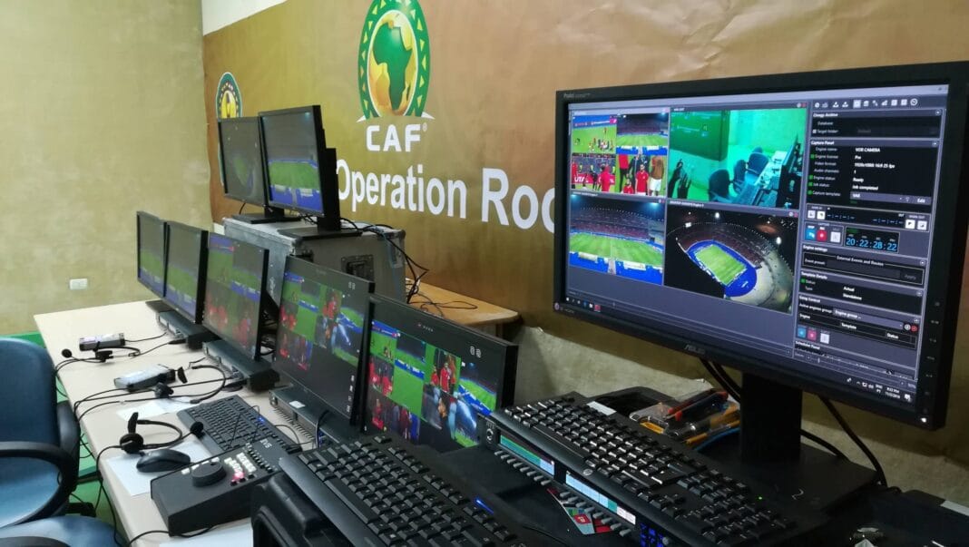Salle de contrôle VAR avec écrans pour la Coupe du Monde 2022.