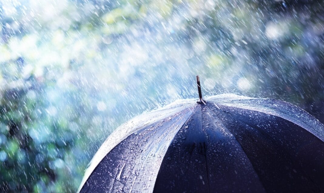 Météo Algérie : l’ONM annonce la pluie dans cinq wilayas ce 1er décembre Parapluie noir sous la pluie avec éclaboussures d'eau.