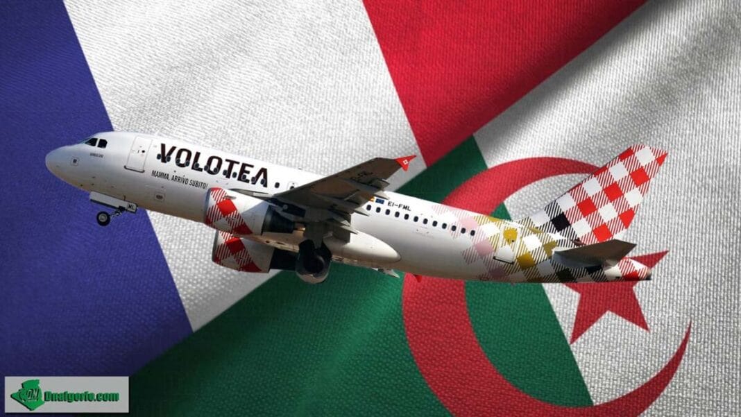 Vols France – Algérie : Volotea compte augmenter son offre Avion VOLOTEA volant au-dessus du drapeau algérien.