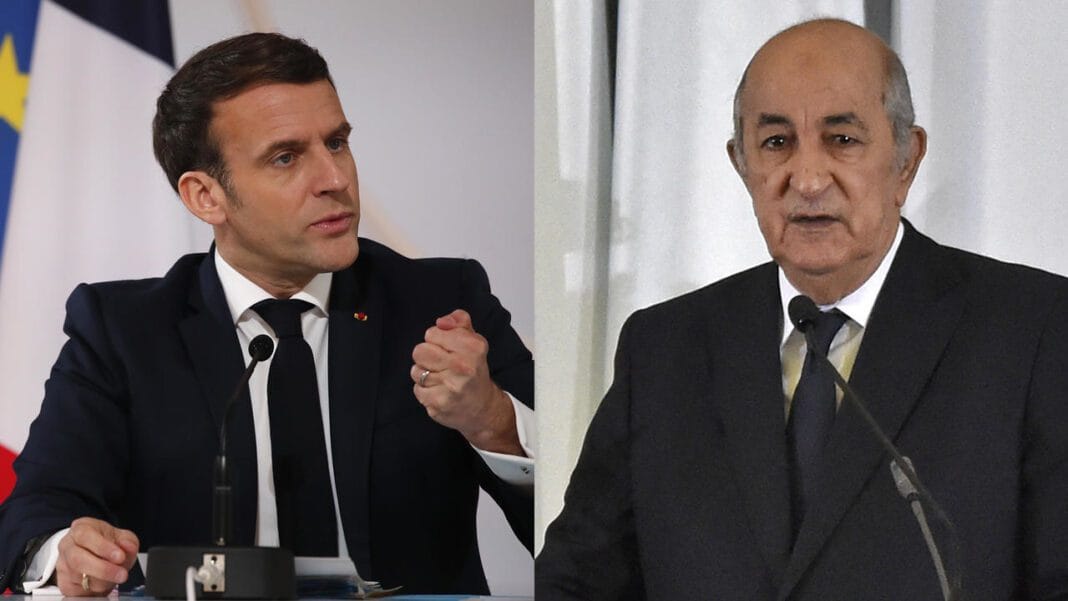 Deux hommes en costume discutant lors d'une réunion officielle.