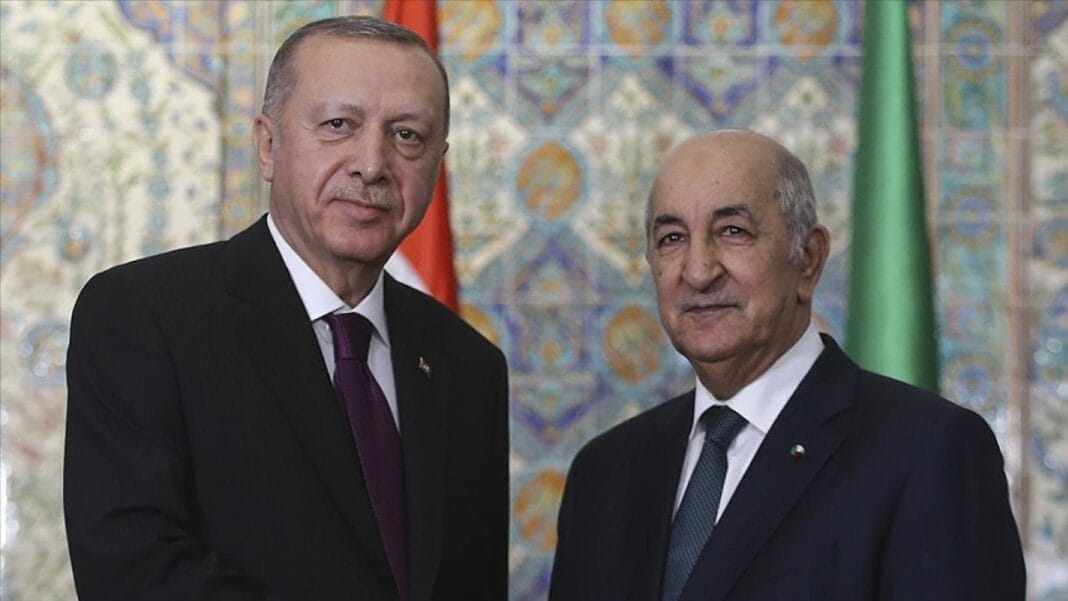 Deux hommes politiques en réunion officielle au Maghreb.