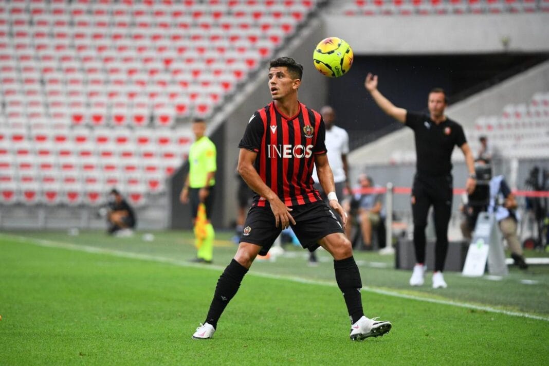 Joueur de football en action lors d'un match professionnel.