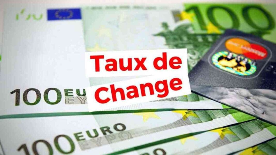 Algérie : Voici le taux de change du dinar en banque et au marché noir ce 17 novembre Billets de 100 euros et carte de crédit avec texte "Taux de Change".