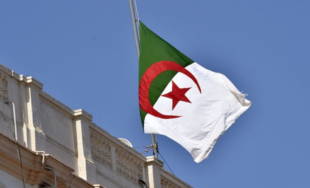 Après 20 ans, un consulat d’Algérie va rouvrir à Melun ! Drapeau algérien flottant au vent contre un ciel bleu clair.