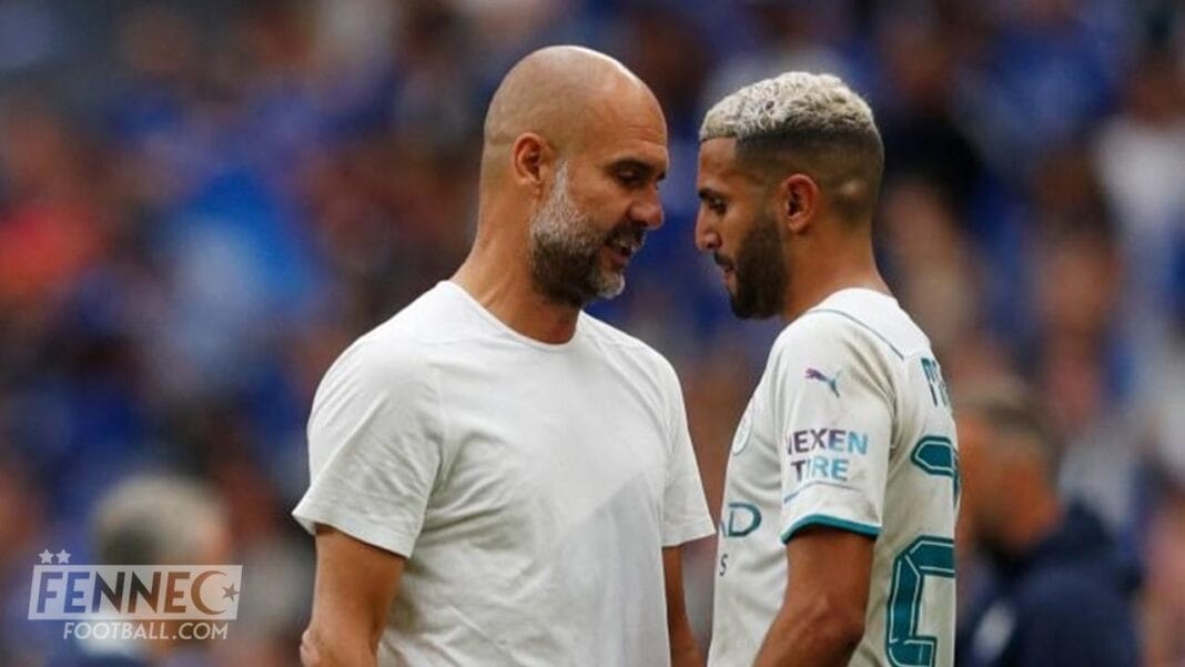 Manchester City: Mahrez poussé vers la sortie ! Entraîneur et joueur de football en discussion sur le terrain.