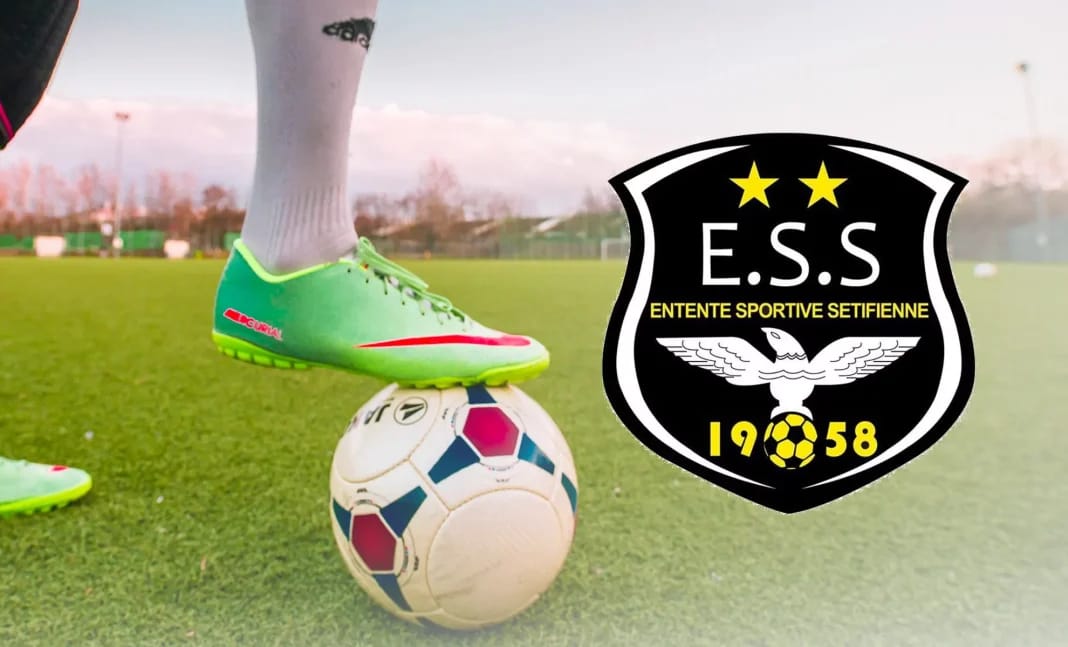 Joueur de l'E.S.S. Sétif avec ballon de football sur le terrain.