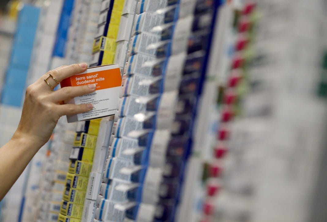 Ce médicament a été retiré des pharmacies… Et des mises en garde contre sa prise Main tenant une boîte de médicament dans une pharmacie.