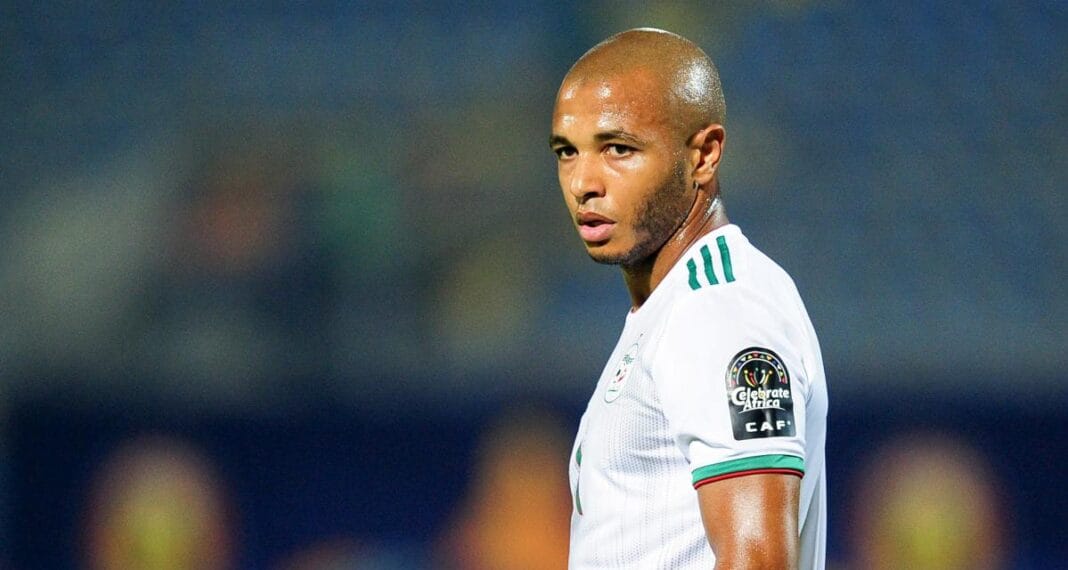 Brahimi, joueur de football algérien, sur le terrain.