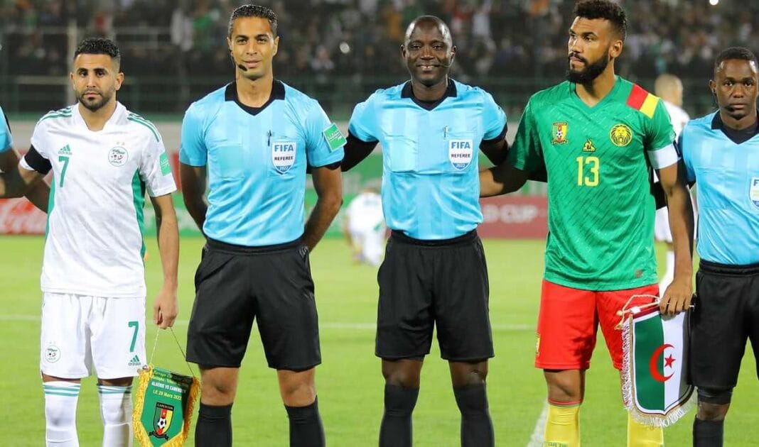 Arbitre et joueurs lors du match Algérie-Cameroun.