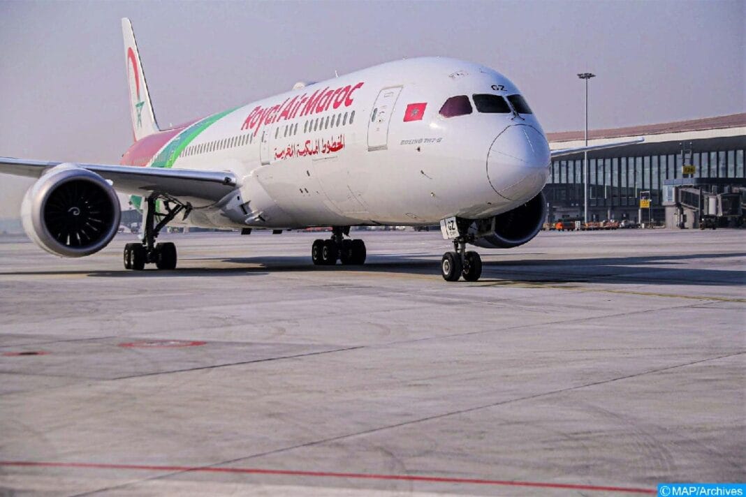 Maroc-Aéroport : Allègement des restrictions Avion Royal Air Maroc prêt au décollage à l'aéroport.