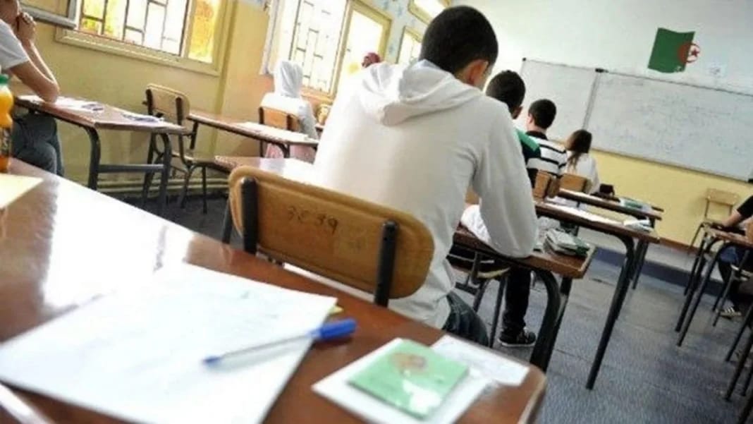 BAC 2022 : Ce qu’a dit Seif-Eddine Amara sur la moyenne pondérée Étudiants en examen du BAC 2022 dans une salle de classe.
