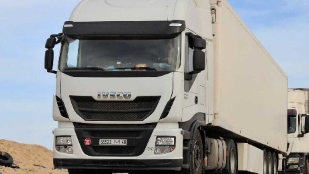 Camion blanc de transport de marchandises en Algérie.
