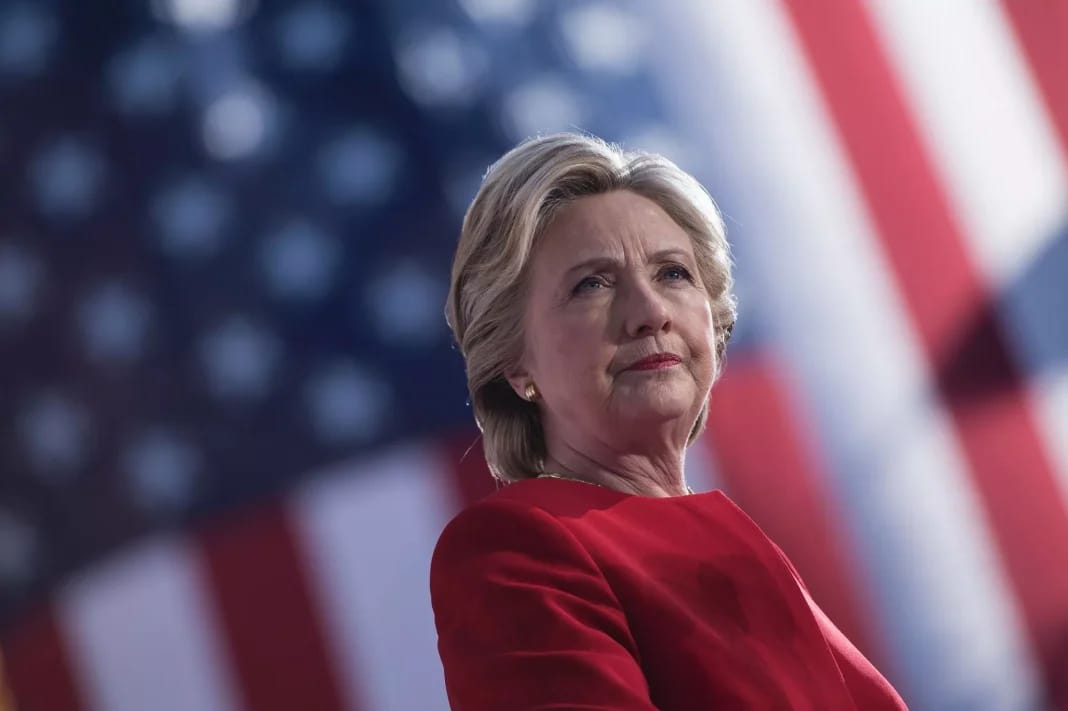 Clinton irrite les Saoudiens avec cette phrase Hillary Clinton devant un drapeau américain en arrière-plan.