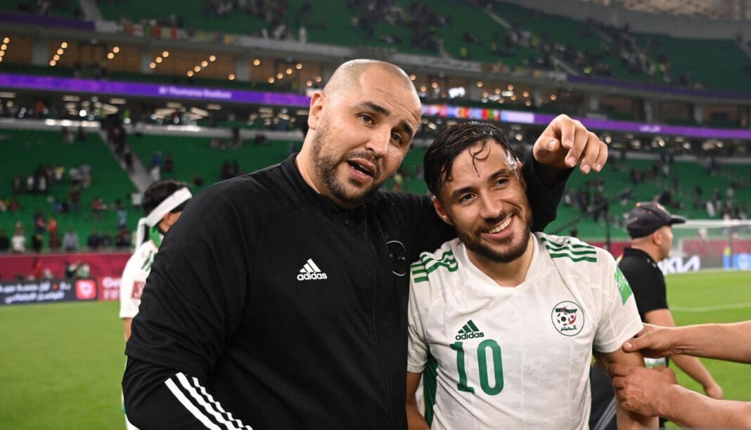 Deux footballeurs souriants après un match, célébrant leur victoire.