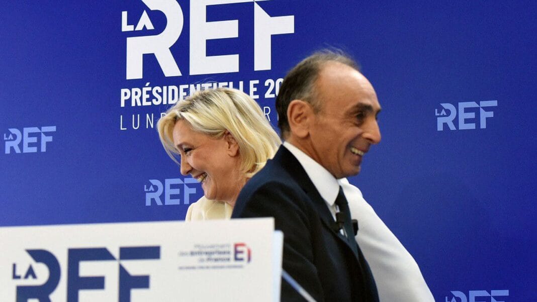 Deux personnes souriantes lors d'un événement politique à La Réunion.