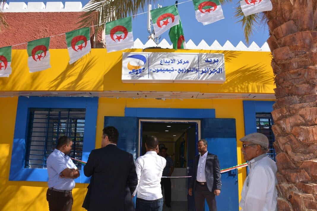 Centre de distribution postale décoré pour Ramadan en Algérie.