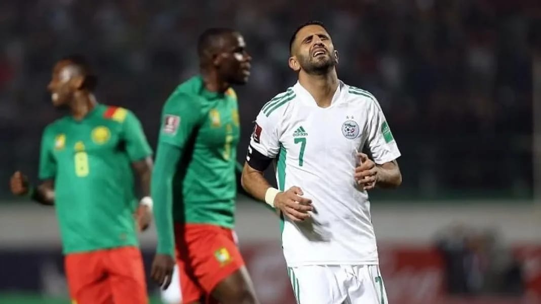 Equipe d’Algérie: Mahrez à nouveau indisponible Joueur camerounais en action lors d'un match de football international.