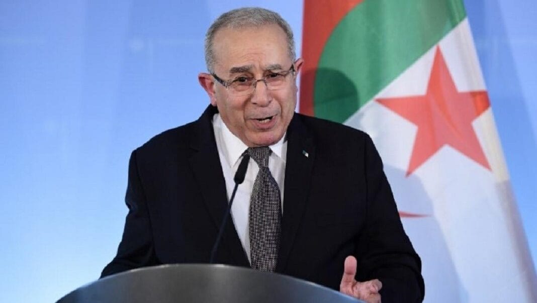 Tebboune à pied d’œuvre pour l’édification de l’Algérie nouvelle, selon Lamamra Président Tebboune parlant lors d'une conférence en Algérie.