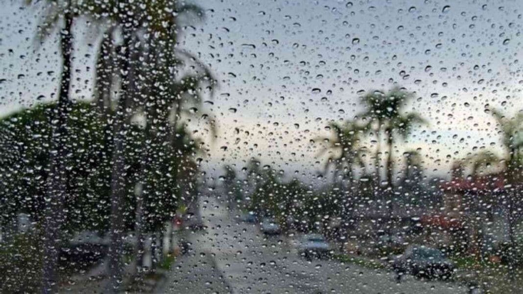 Vitre embuée avec pluie et orages en arrière-plan en Algérie.