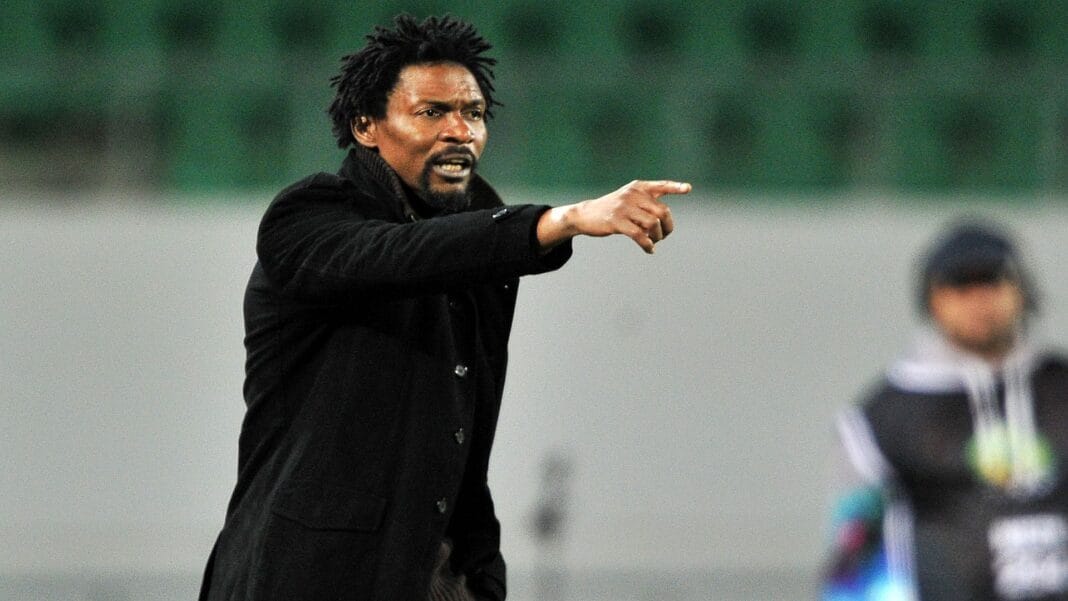 Entraîneur Rigobert Song donnant des instructions sur le terrain.