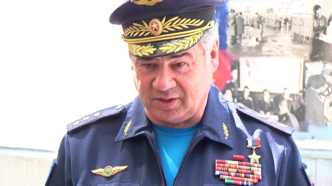 Un autre important responsable militaire russe en Algérie après Lavrov Officier militaire russe en uniforme avec décorations et médailles.