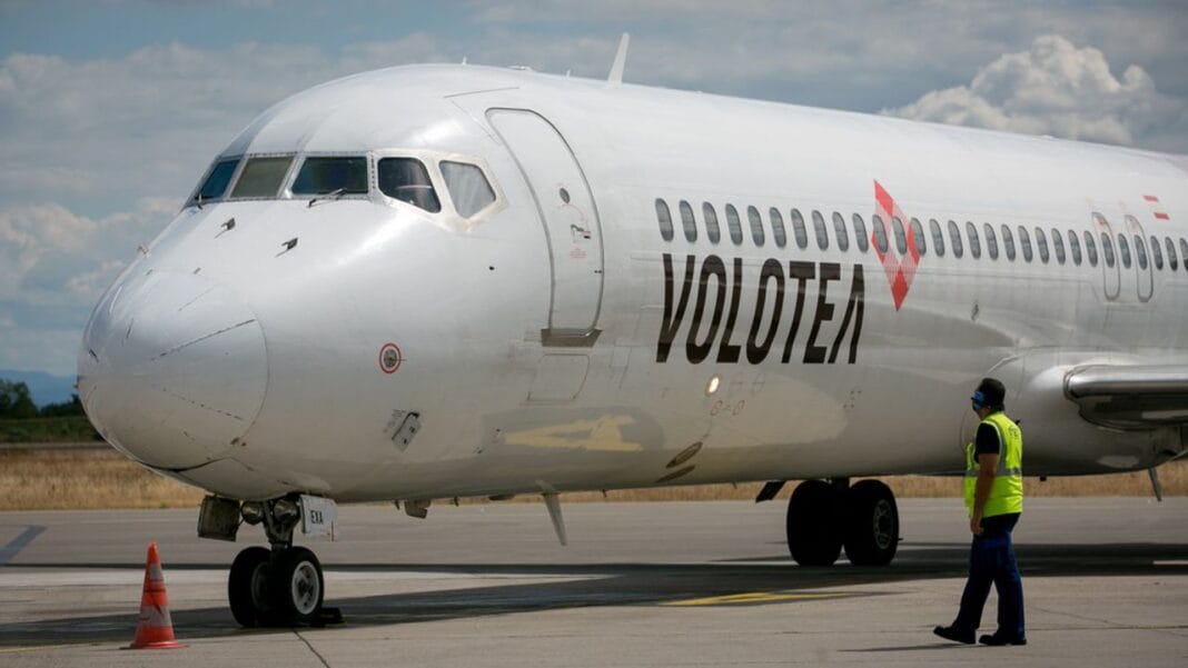 Avion Volotea sur le tarmac avec personnel au sol.