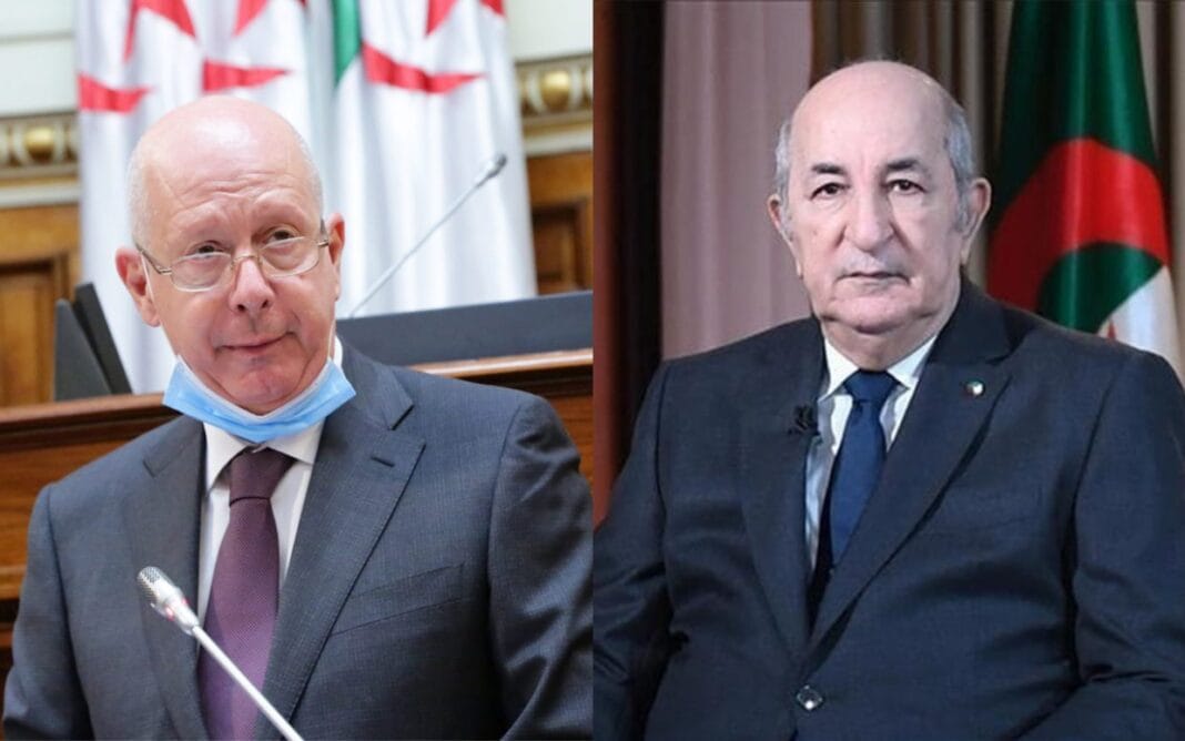 Deux hommes en costume lors d'une réunion officielle en Algérie.