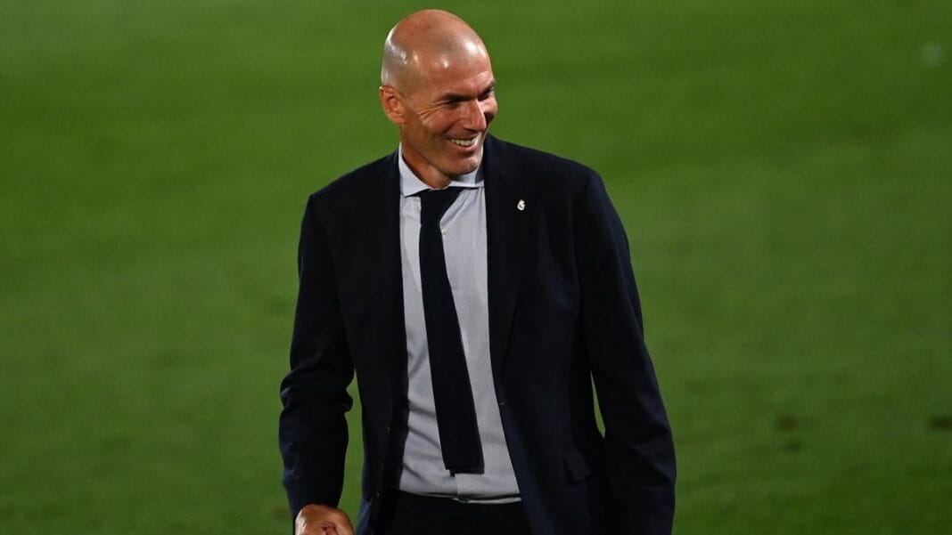 Zidane souriant sur le terrain de football.
