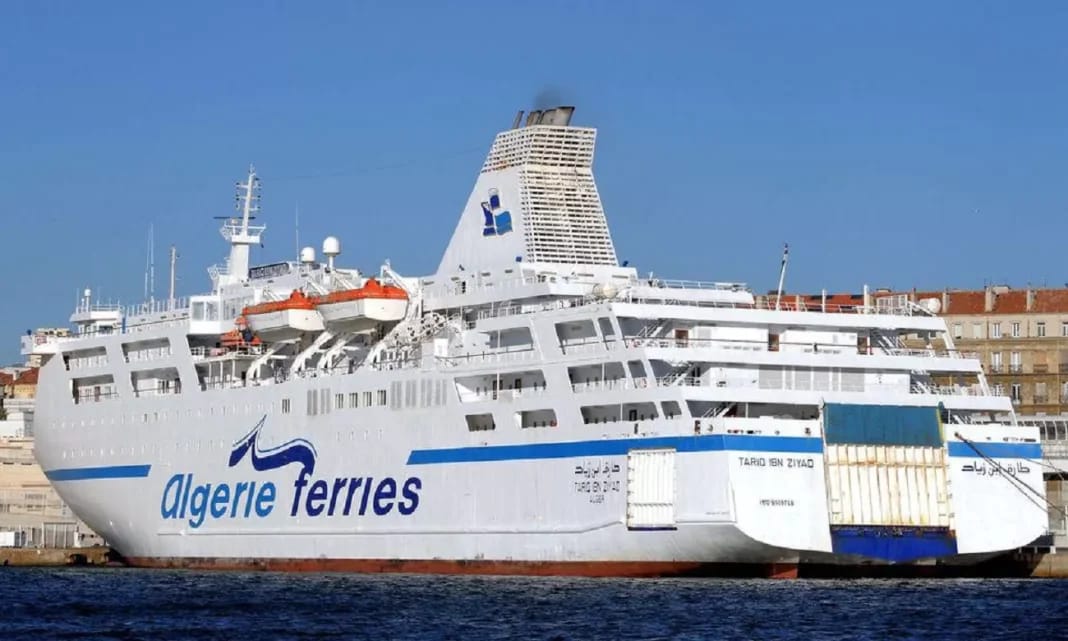 Ferry d'Algérie Ferries amarré au port d'Alger.