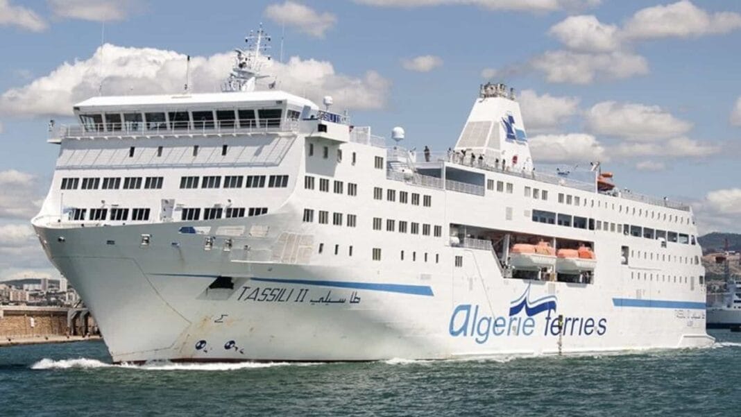 Algérie Ferries/ femme enceinte : Voici les conditions à respecter pour embarquer Ferry Algérie Ferries naviguant en mer avec logo visible.