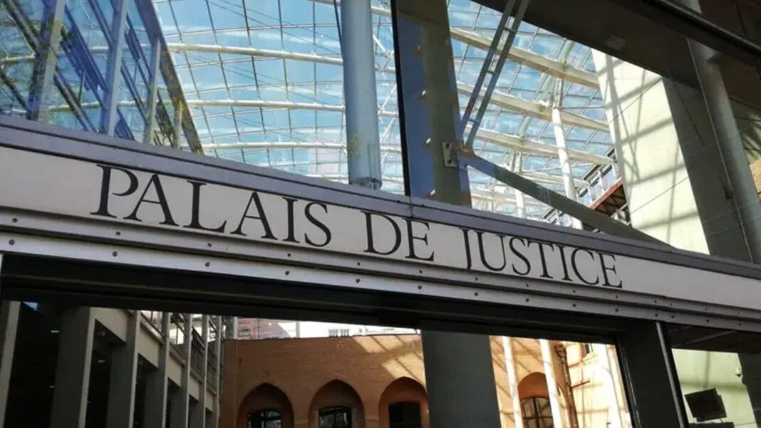 Entrée du Palais de Justice avec architecture moderne en verre.