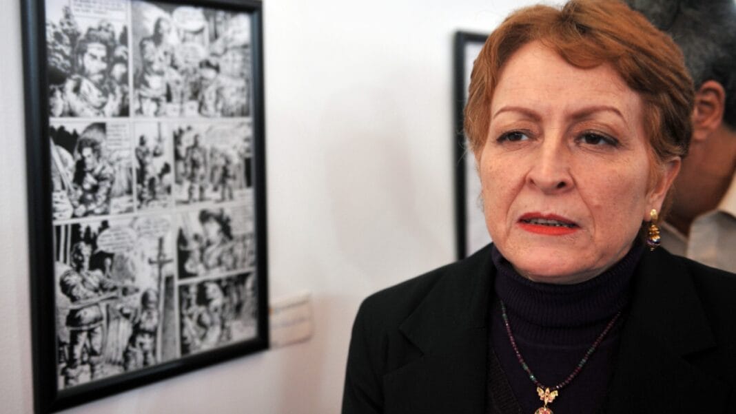 Khalida Toumi en visite lors d'une exposition d'art.