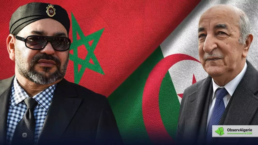 Homme avec drapeau marocain et algérien en arrière-plan.