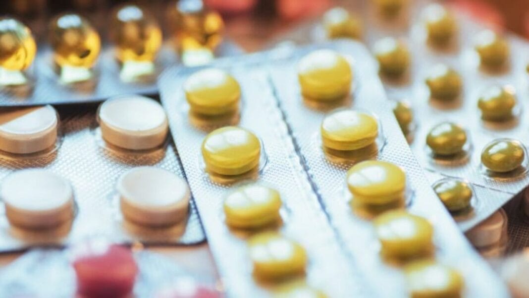 Les algériens grands consommateurs de psychotropes Médicaments en pilules dans un emballage de voyage.