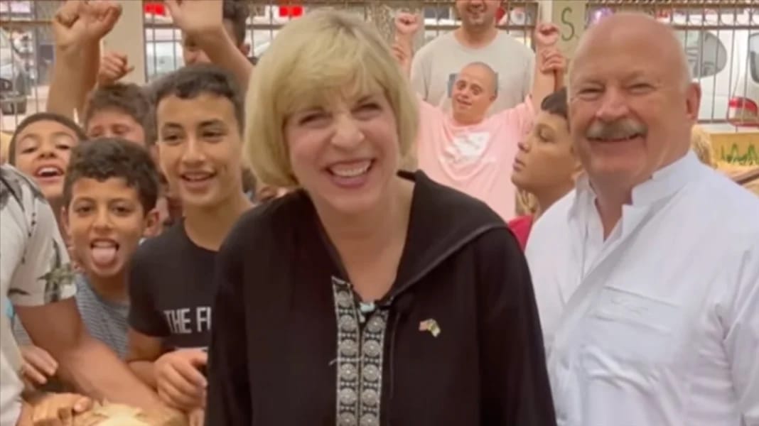 L'ambassadeur américain et des enfants lors de la fête de l'Aïd al-Adha.