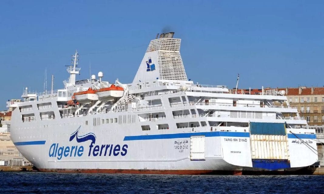 Ferry Algérie Ferries naviguant en Algérie avec logo visible.