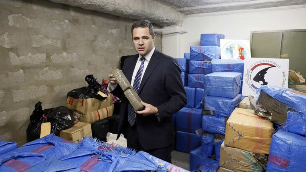 Un Franco-Algérien arreté au port de Tanger pour cette raison Homme en costume avec des paquets emballés dans un entrepôt.