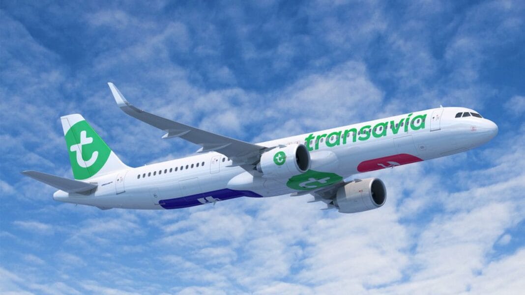 Vols vers l’Algérie : Transavia lance deux nouvelles lignes pour cette période Avion Transavia sur fond de ciel bleu avec nuages.